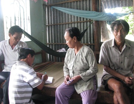 Do bà Rách không ký được tên nên Trưởng ấp Thông Lưu B đã thay mặt ký nhận số tiền của bạn đọc.