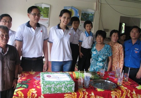 Mai Phương Thúy đón tết thiếu nhi với trẻ em nghèo, nhiễm HIV - 11 ...và chụp hình lưu niệm với gia đình.