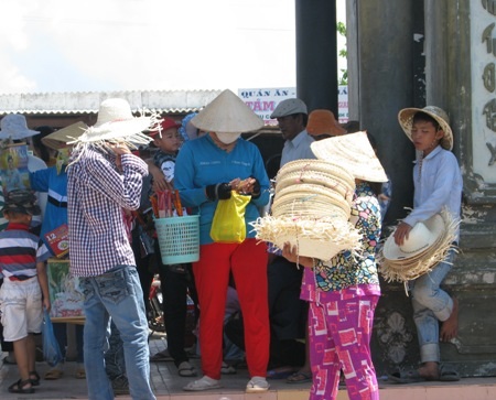 Hàng ngàn người đội nắng đi lễ vía Phật Bà - 5 Dịch vụ bán mũ lá hút khách. (Ảnh: Huỳnh Hải)