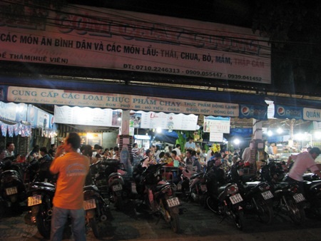 "Mỗi mùa Phật đản là dịp soi lại mình" - 22 Cơm chay đông nghẹt khách vào đêm Rằm tháng Tư.