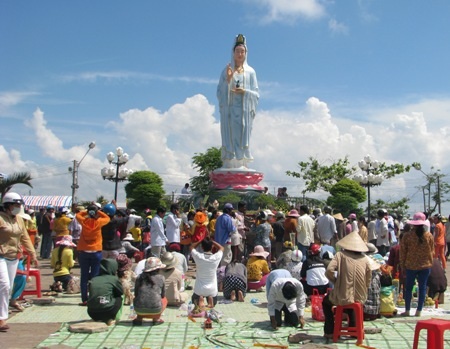 Hàng ngàn người đội nắng đi lễ vía Phật Bà - 2 Nhiều người chấp nhận cúng Phật Bà từ xa vì không thể lại gần tượng.