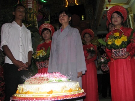 "Mỗi mùa Phật đản là dịp soi lại mình" - 19 Phật tử dâng bánh, hoa mừng Phật đản tại chùa Viễn Quang.