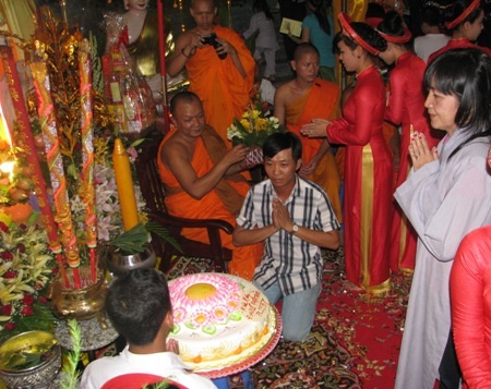 "Mỗi mùa Phật đản là dịp soi lại mình" - 20 Phật tử dâng bánh, hoa mừng Phật đản tại chùa Viễn Quang.