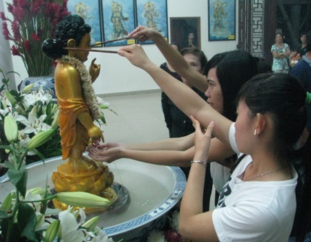 "Mỗi mùa Phật đản là dịp soi lại mình" - 21 Nhiều Phật tử thành kính tắm Phật cầu may mắn tại chùa Phật học.