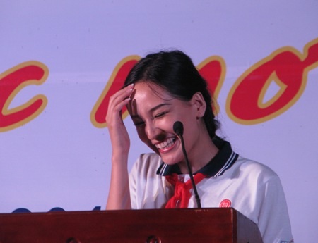 Mai Phương Thúy đón tết thiếu nhi với trẻ em nghèo, nhiễm HIV - 12 Hoa hậu lại tỏ vẻ mắc cở khi chia sẻ với các em thiếu nhi lúc lên phát biểu cảm tưởng.