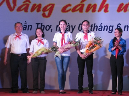 Mai Phương Thúy đón tết thiếu nhi với trẻ em nghèo, nhiễm HIV - 15 Tặng đồ dùng, xe đạp cho học sinh nghèo.