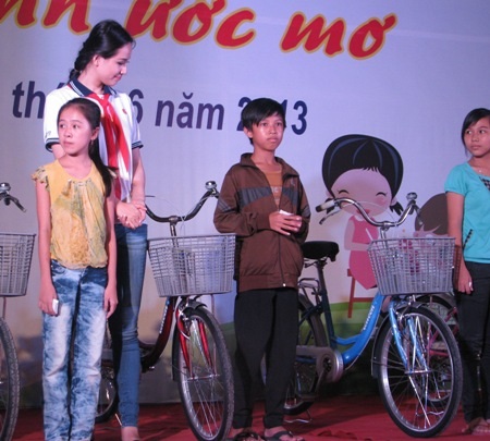 Mai Phương Thúy đón tết thiếu nhi với trẻ em nghèo, nhiễm HIV - 14 Tặng đồ dùng, xe đạp cho học sinh nghèo.