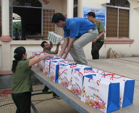 Dân trí đồng hành về nguồn tặng vở giúp học sinh nghèo huyện Long Hồ - 2 Tất bật chuẩn bị tập vở từ rất sớm.
