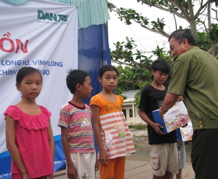 Dân trí đồng hành về nguồn tặng vở giúp học sinh nghèo huyện Long Hồ - 3 Trao vở đến các em học sinh nghèo.