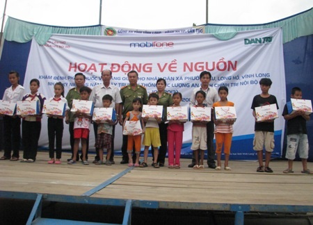 Dân trí đồng hành về nguồn tặng vở giúp học sinh nghèo huyện Long Hồ - 4 Nhiều em học sinh nghèo đến nhận vở với tinh thần rất náo nức.