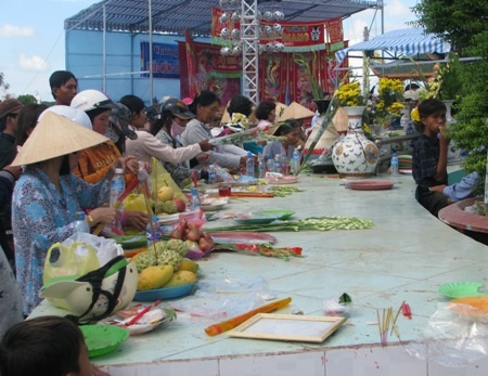 Hàng ngàn người đội nắng đi lễ vía Phật Bà - 1 Chen chân cúng ngay chân tượng...