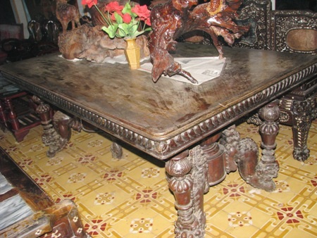 Chuyện về cặp giường nóng, lạnh của "Công tử Bạc Liêu" - 6 Bàn dài làm từ gỗ quý của gia đình Công tử Bạc Liêu Trần Trinh Huy. (Ảnh: Huỳnh Hải)