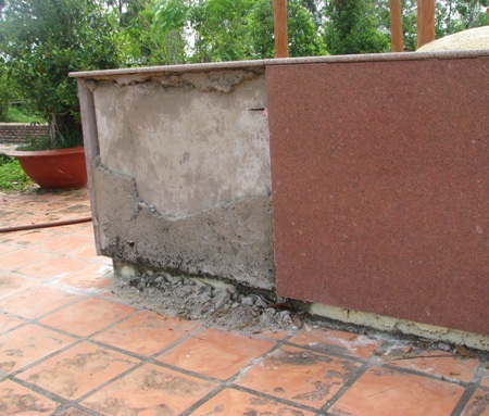 Hình ảnh "không đẹp" tại một khu Di tích lịch sử cấp Quốc gia - 6 Thiếu một mảng gạch để lộ khoảng trống xi măng tại cụm tượng đài.