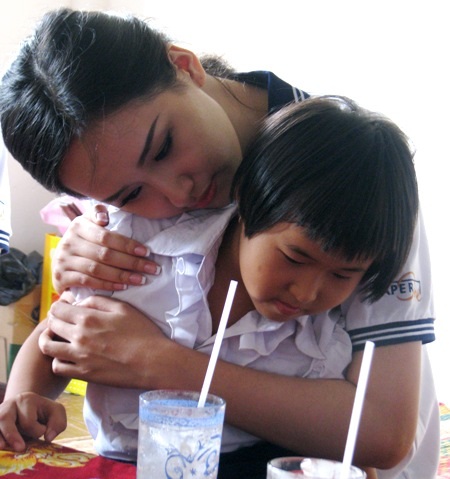 Mai Phương Thúy đón tết thiếu nhi với trẻ em nghèo, nhiễm HIV - 7 Hoa hậu ngậm ngùi trước hoàn cảnh bất hạnh của em.