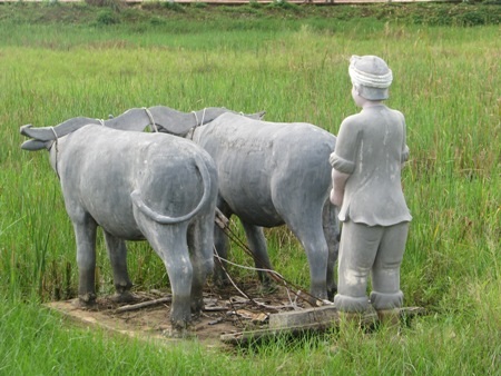 Hình ảnh "không đẹp" tại một khu Di tích lịch sử cấp Quốc gia - 4 Bức tượng thứ hai...