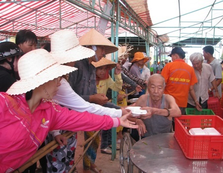 Hàng ngàn người đội nắng đi lễ vía Phật Bà - 4 Bở hơi tai phát cơm chay