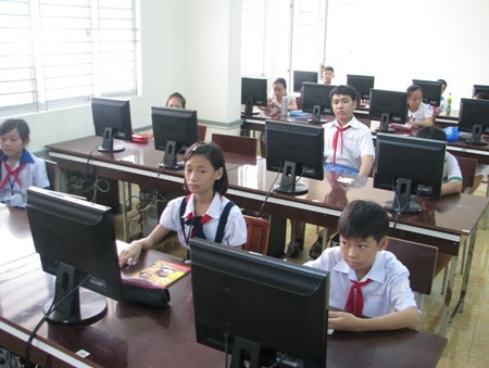 Học sinh phổ thông hào hứng tham gia tranh tài Tin học - 3 Thí sinh chờ phát đề làm bài thi