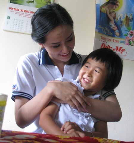 Mai Phương Thúy đón tết thiếu nhi với trẻ em nghèo, nhiễm HIV - 9 Vui đùa với các em có hoàn cảnh khó khăn.