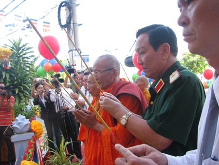 "Mỗi mùa Phật đản là dịp soi lại mình" - 17 Thắp hương, thả bong bóng cầu cho quốc thái dân an tại buổi lễ.