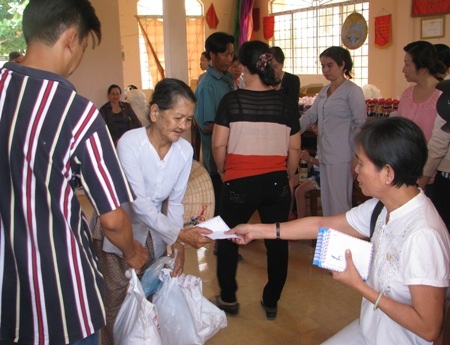Dân trí đồng hành về nguồn tặng vở giúp học sinh nghèo huyện Long Hồ - 8 Phát quà đến bà con nghèo xã Phước Hậu. (Ảnh: Huỳnh Hải