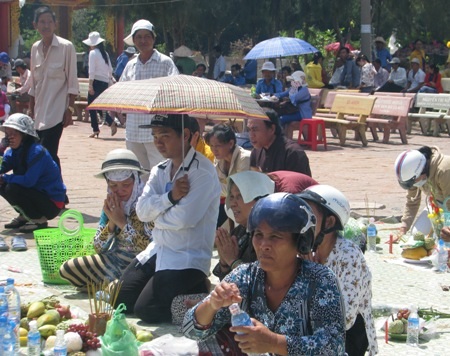 Hàng ngàn người đội nắng đi lễ vía Phật Bà - 3 Nhiều người chấp nhận cúng Phật Bà từ xa vì không thể lại gần tượng.