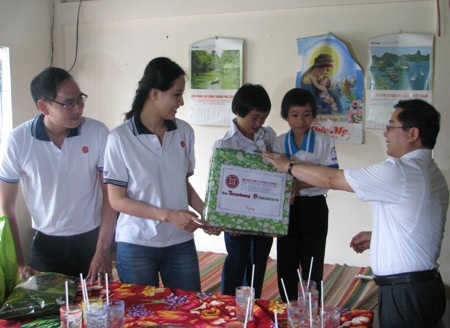 Mai Phương Thúy đón tết thiếu nhi với trẻ em nghèo, nhiễm HIV - 10 Tặng quà...