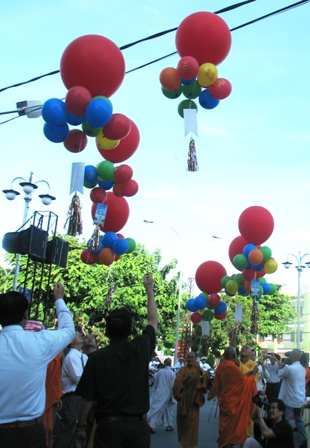 "Mỗi mùa Phật đản là dịp soi lại mình" - 18 Thắp hương, thả bong bóng cầu cho quốc thái dân an tại buổi lễ.