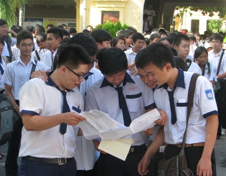 Các thí sinh cùng dò lại bài làm sau khi thi xong môn Tiếng Anh. (Ảnh: Huỳnh Hải)