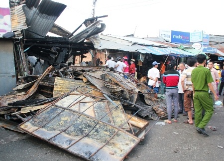 Vụ cháy đã khiến hàng chục căn nhà, ki-ốt của người dân bị cháy rụi.