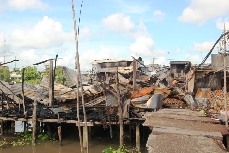 Vụ cháy đã khiến hàng chục căn nhà, ki-ốt của người dân bị cháy rụi.