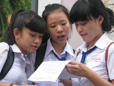 Thí sinh cùng dò bài làm của nhau. (Ảnh: Huỳnh Hải)