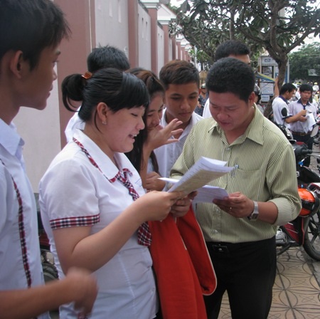Sau khi nhờ thầy cô kiểm tra bài làm, hầu hết các em đều vui mừng vì làm đúng. (Ảnh: Huỳnh Hải)
