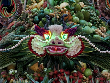 Trang trí chủ đạo là một con rồng nằm chính diện...