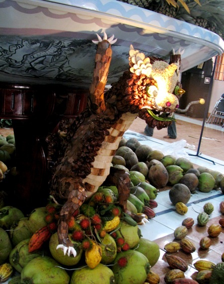 Dĩa trái cây được đỡ bằng 3 con kỳ lân có hình dáng ngộ ngĩnh.