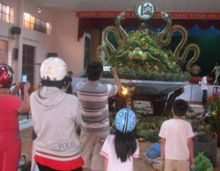 ...thu hút đông đảo người dân đến chiêm ngưỡng.