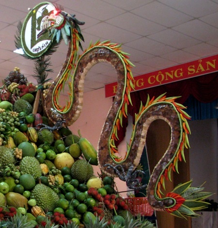 ...và hai con rồng bay lên hai bên nhìn từ chính diện.