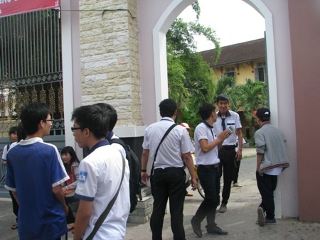 Nhiều thí sinh ra khỏi phòng thi từ rất sớm