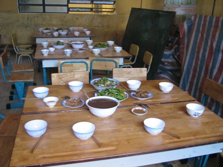 Dọn sẵn bàn cơm từ rất sớm.