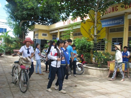 Mời các thí sinh vào phòng ăn.