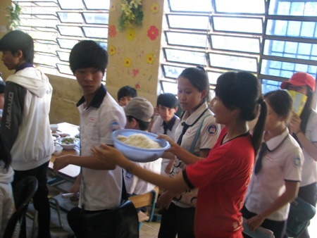 Tất bật bưng thêm cơm, thức ăn.