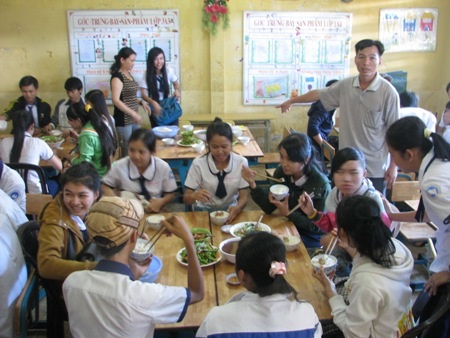 Phục vụ sắp xếp tận tình từng chỗ ngồi cho thí sinh.