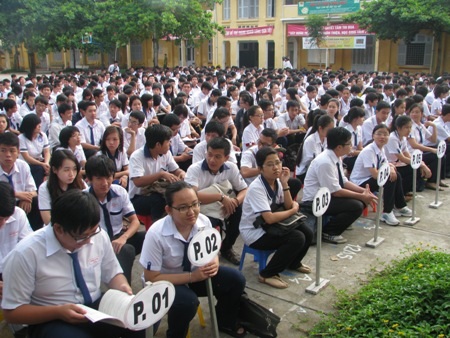 Tranh thủ xem lại bài trước khi vào thi. (Ảnh: Huỳnh Hải)