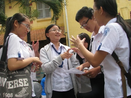 Các thí sinh cùng thảo luận cách làm bài của nhau. (Ảnh: Huỳnh Hải)