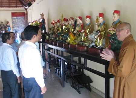Độc đáo bộ tượng Thập Bát La Hán bằng gỗ 100 năm tuổi - 1 Trụ trì chùa đang giới thiệu bộ tượng La Hán với khách tham quan.