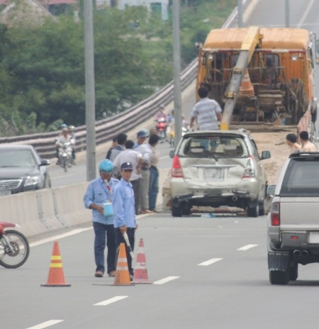 Các ngành chức năng đang giải cứu các xe ra khỏi hiện trường.