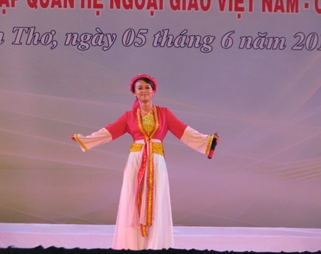 Đêm văn nghệ kỷ niệm 40 năm quan hệ ngoại giao Việt Nam- Australia - 3 Đơn ca bài
