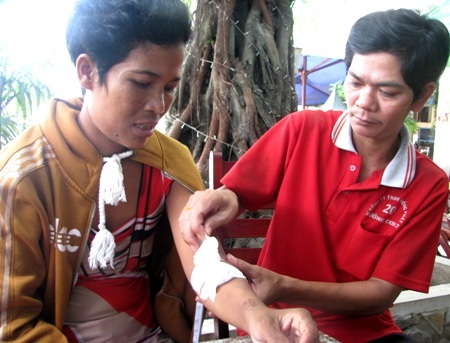 “Cái hộ khẩu này chỉ cứu được mạng vợ tôi ít ngày” - 1 Anh Lập đang băng vết kim vừa chạy thận cho vợ.