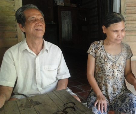 Đôi vợ chồng mù: ông Lưu Xà Rết và bà Trương Thị Nhàn.
