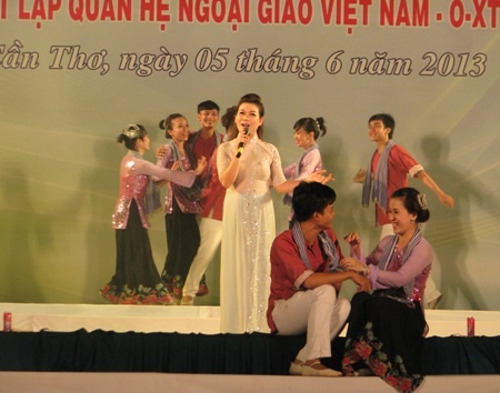Đêm văn nghệ kỷ niệm 40 năm quan hệ ngoại giao Việt Nam- Australia - 10 Ca múa