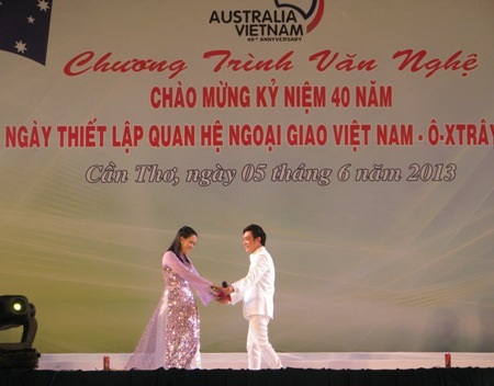 Đêm văn nghệ kỷ niệm 40 năm quan hệ ngoại giao Việt Nam- Australia - 9 Đôi song ca